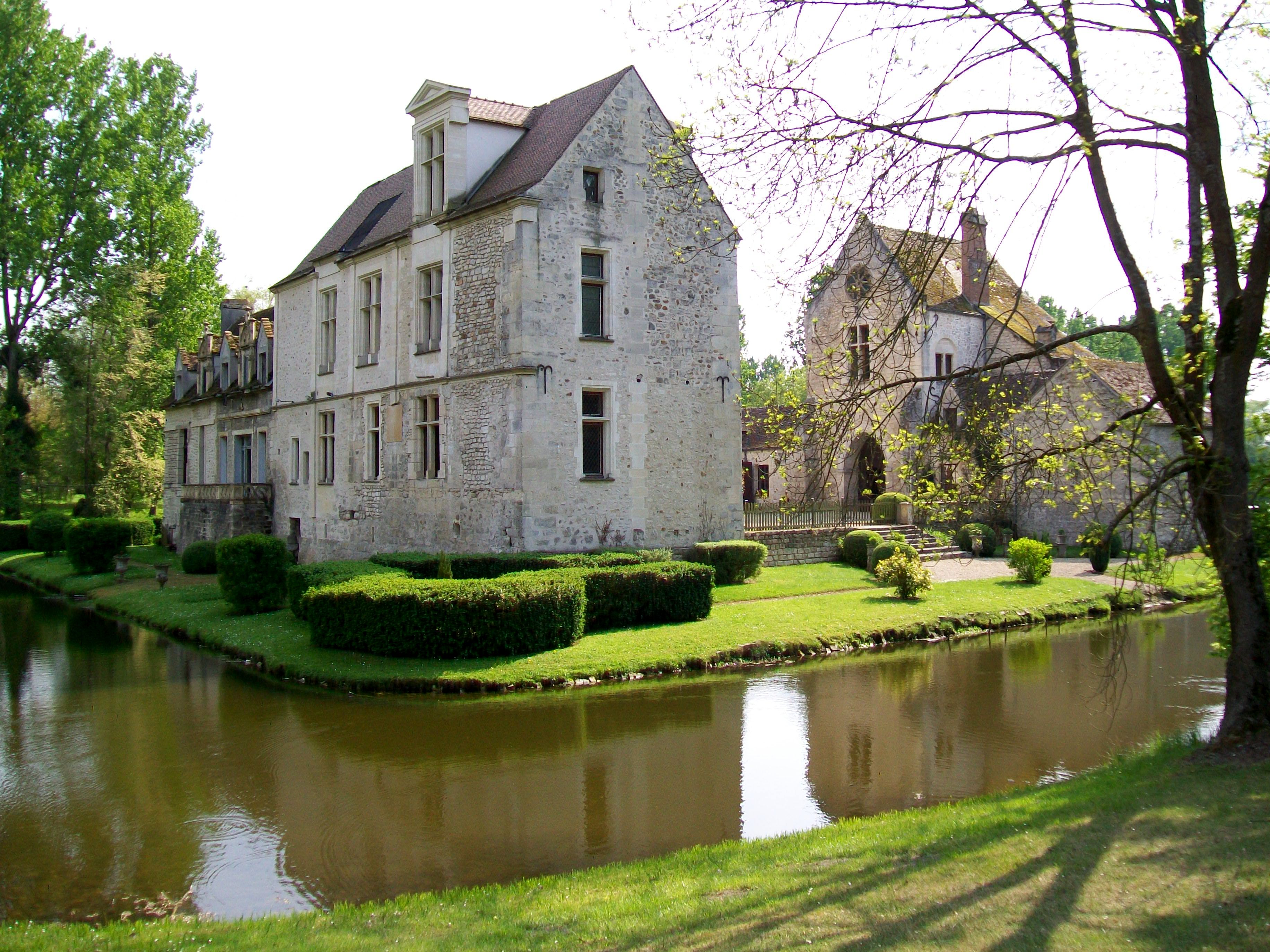 Chateau de Pontarme - vue avec douves