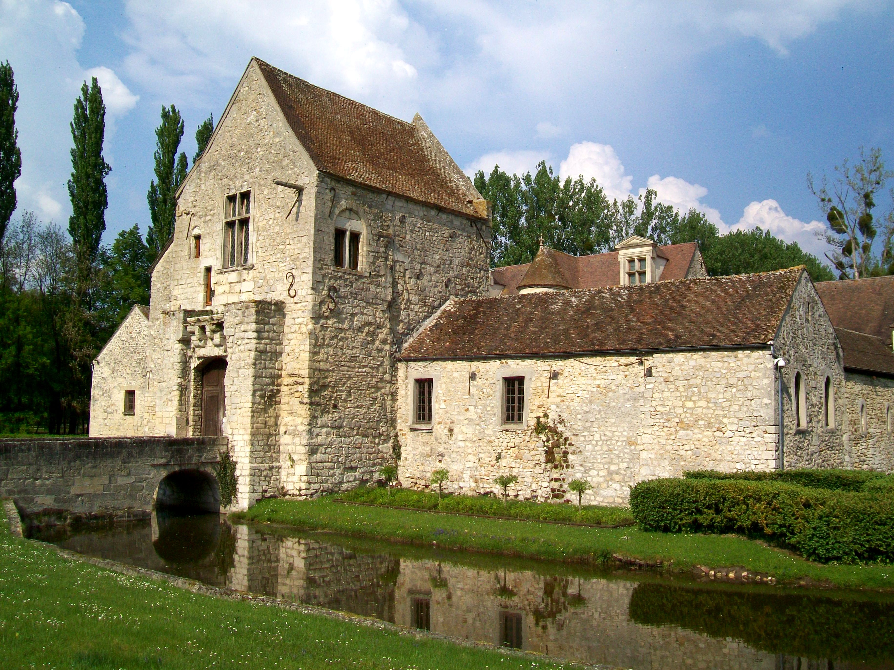 Chateau de Pontarme - douves et pont