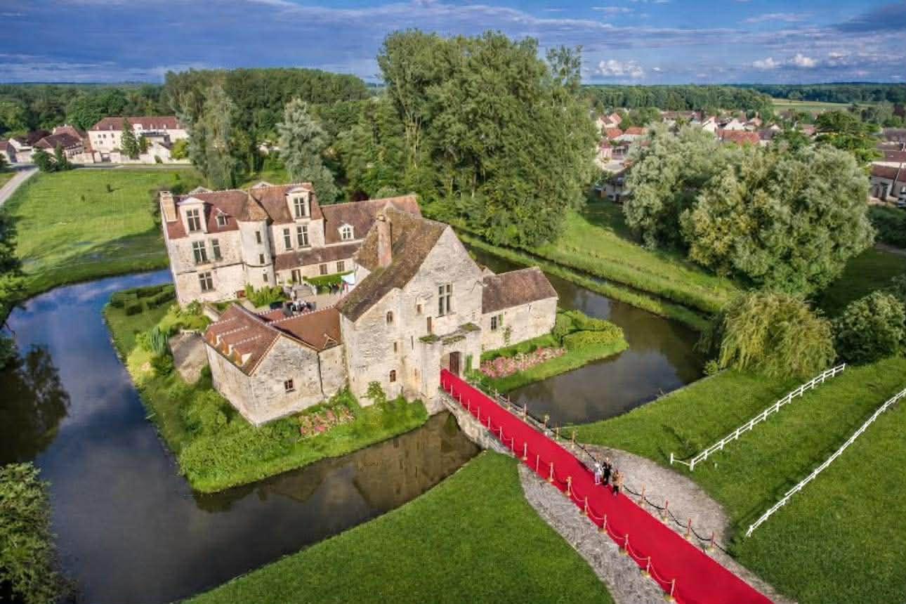 Chateau de Pontarme - vue aerienne tapis rouge